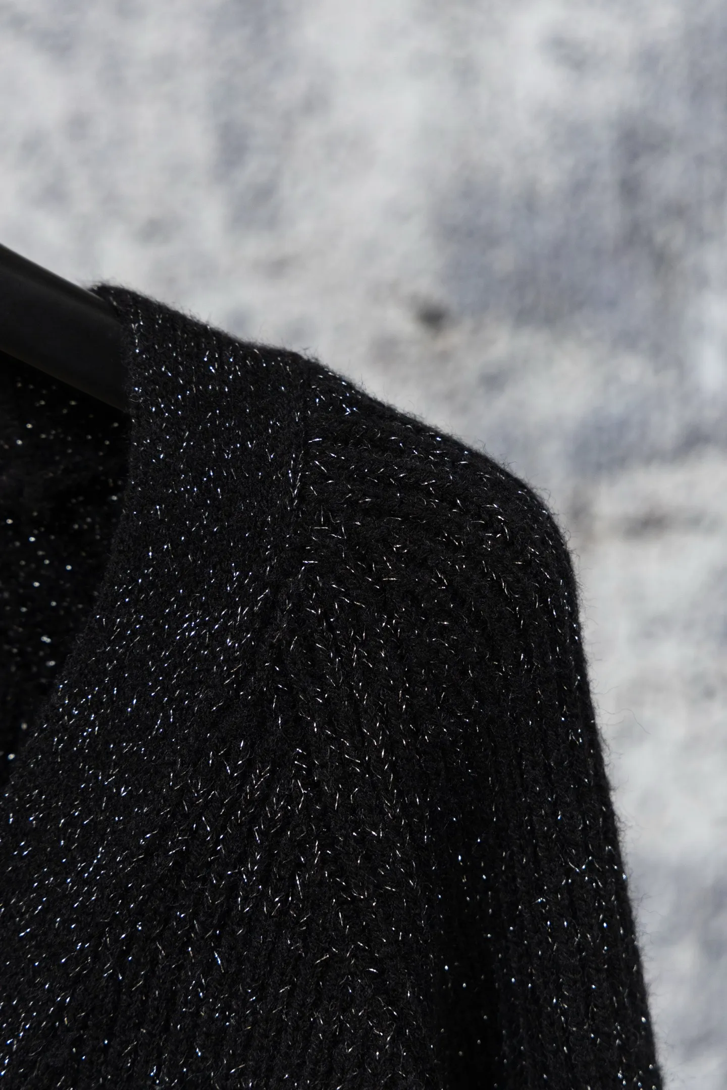 💰300 Saint Laurent is 2026 new autumn and winter black glitter V-neck knitted cardigan 1. Style: loose-fitting V-neck cardigan with single-breasted design, brand woven logo on the collar, and golden YSL classic embroidery logo on the left chest. 2. Material: The knitted fabric is mixed with glitter elements, which presents a delicate luster under the light. The black base and fine glitter effect enhance the texture and fashion. 3. Style: The overall style is simple and dark, and the glitter and metal logo add a sense of sophistication. It has both casual and light luxury attributes. It can be worn alone or layered. Size: SML Color: Black